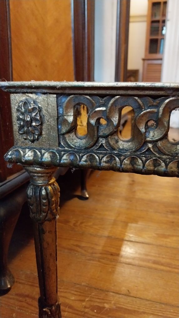 Mesa em talha dourada com tampo de mármore