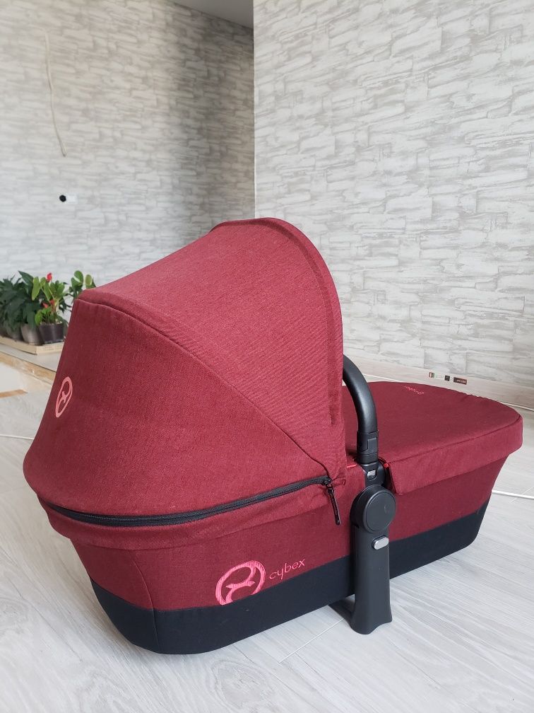 Люлька cybex priam carry cot бордового кольору .