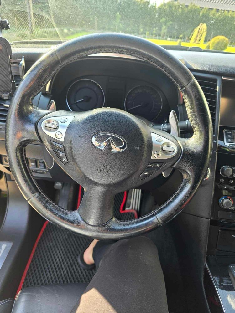 Infiniti QX70 S .