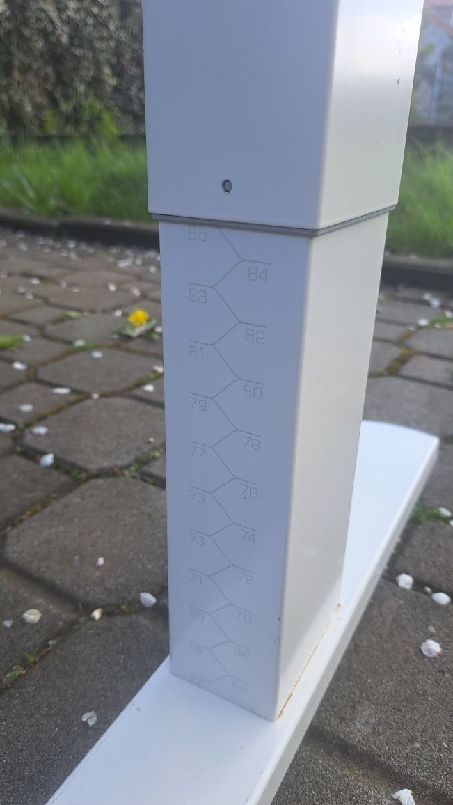 Ergonomiczne biurko, z regulacją wysokości z miejscem na kable.