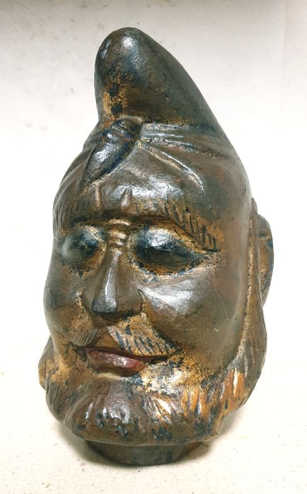 Antiga cabeça de Hu asiática em madeira esculpida e policromada