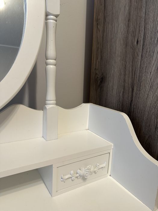 Biała toaletka z szufladami