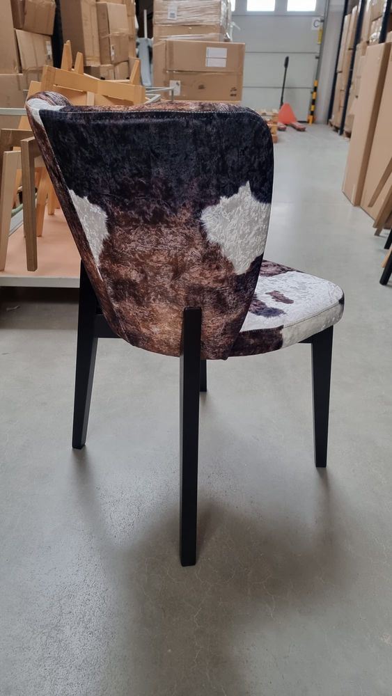 Krzeslo Bovis tapicerowane kubelko drewniane krowa