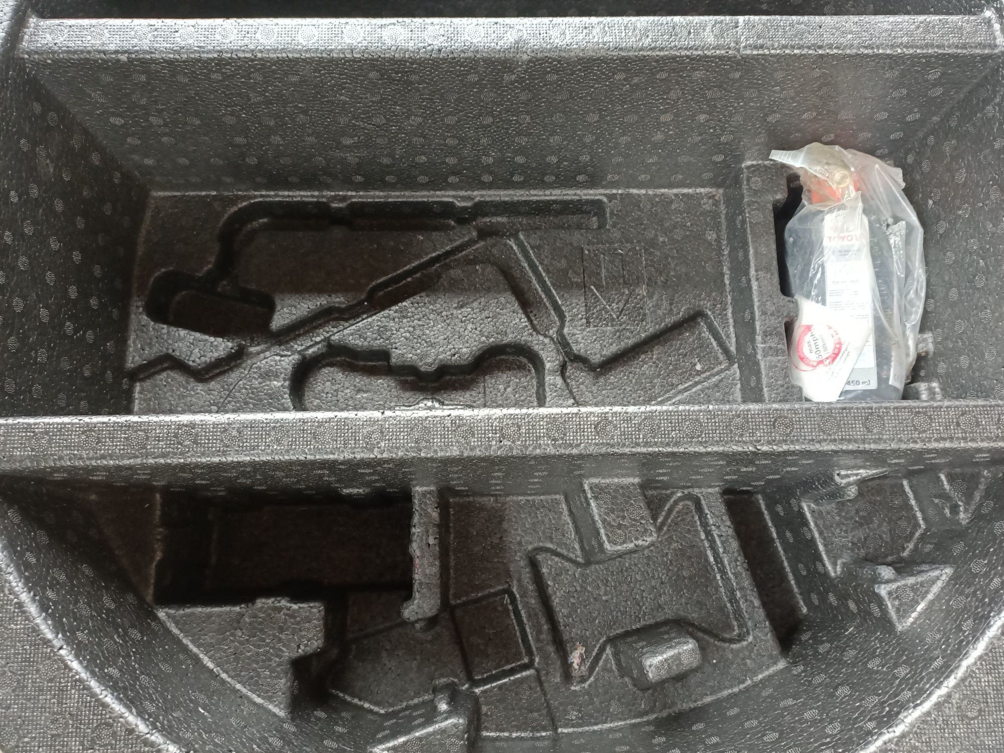 Sprzedam wkład bagażnika koła zapasowego Toyota Auris II.
