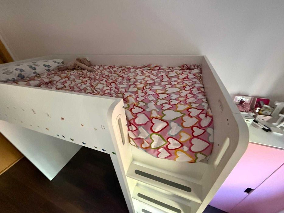 Cama alta  + secretária + colchão  (como novo)