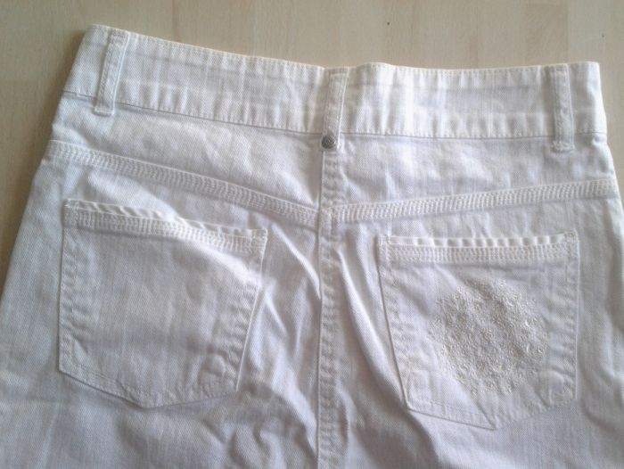 Spódnica rozpinana z przodu na całej długości, biała, roz 36/S