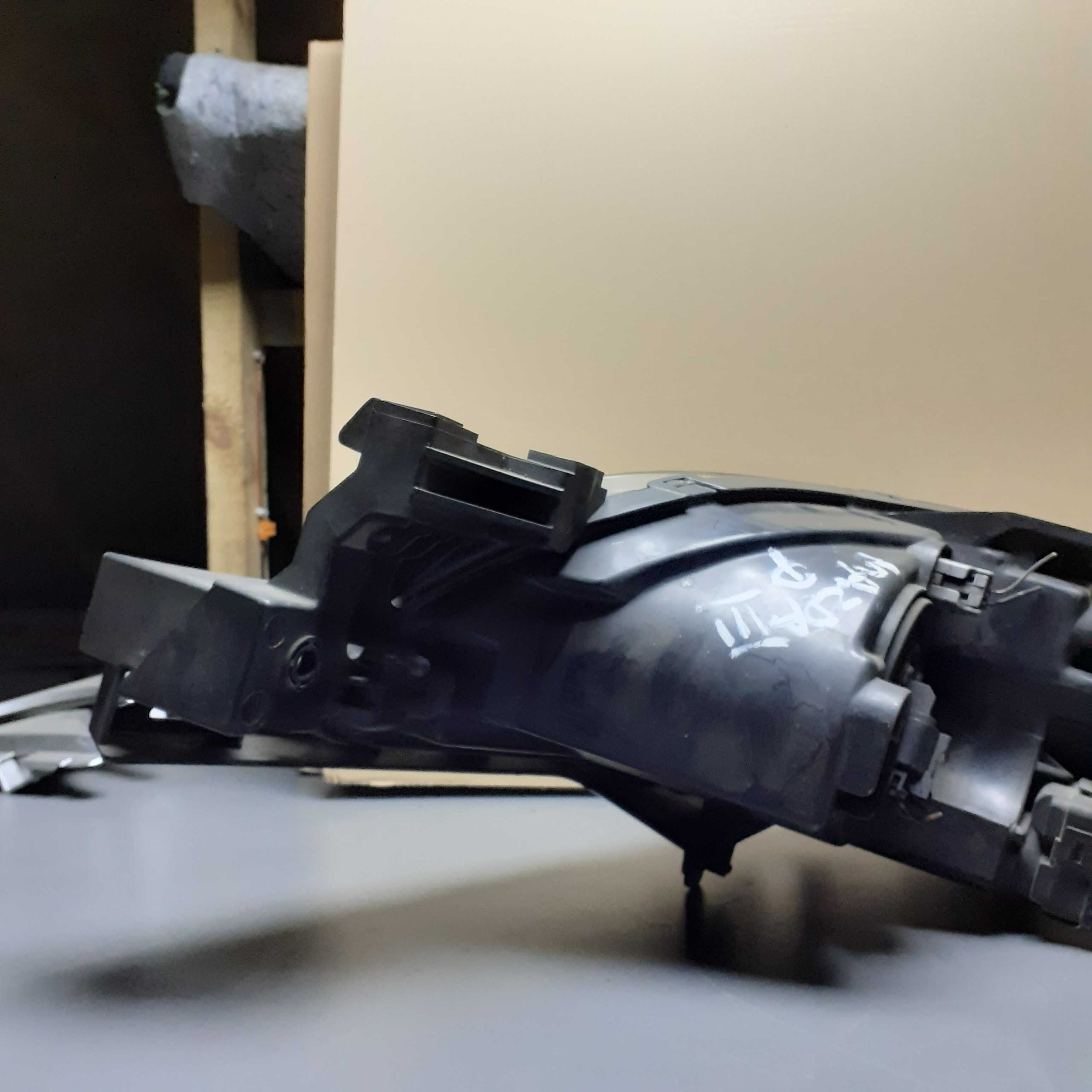 Lampa przednia Mazda III BK sedan prawa H7