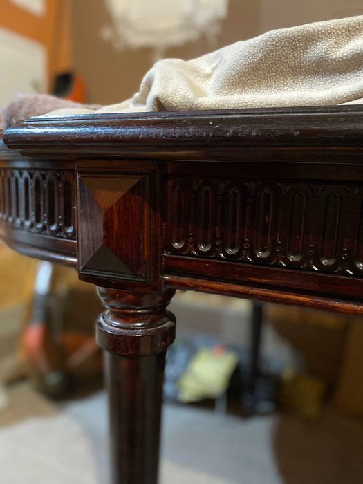 Drewniany antyczny stół do jadalni rozkładany rzeźbiony