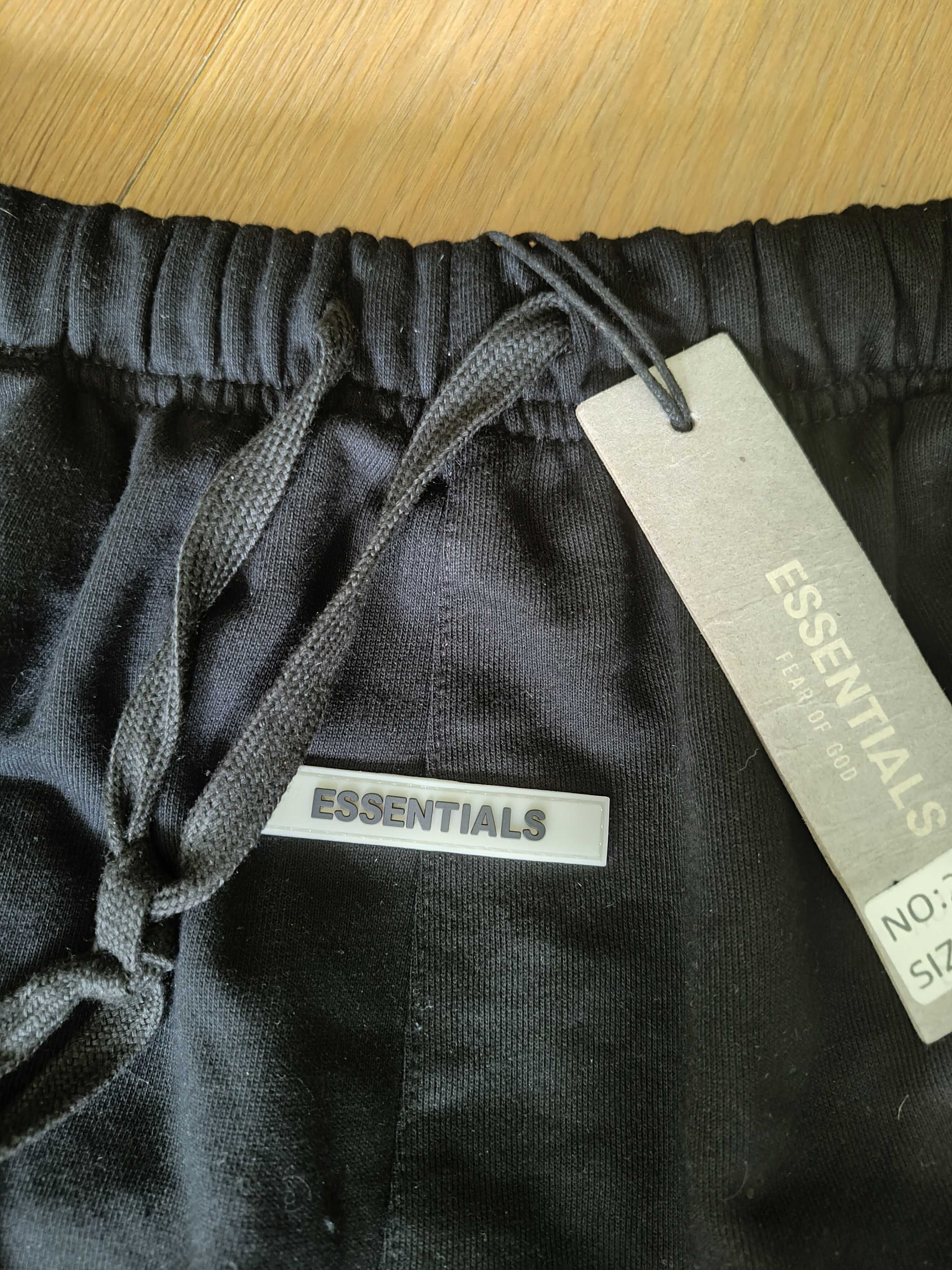 Czarne spodenki essentials