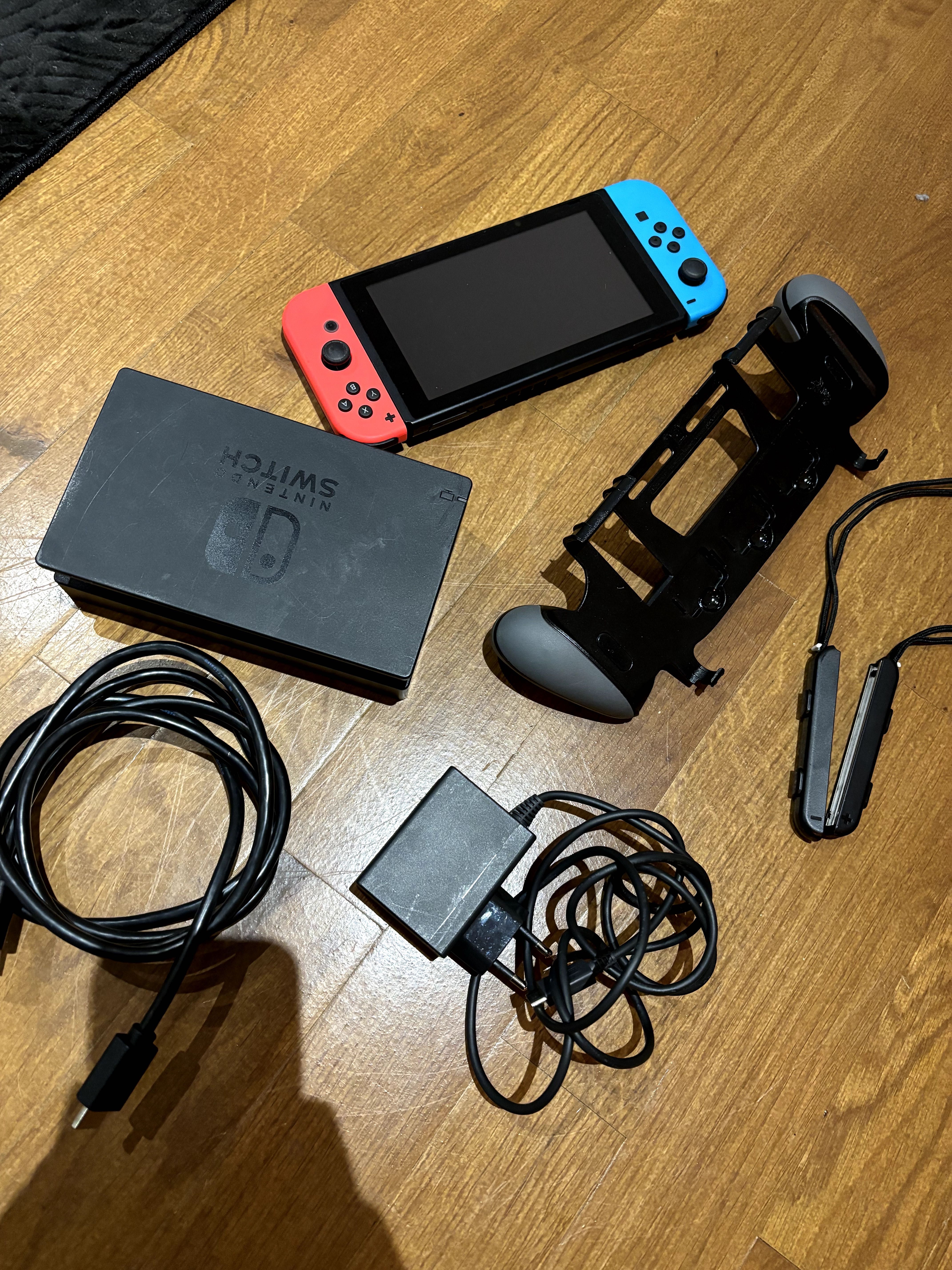 Nintendo Switch + GripStand + JoyCon