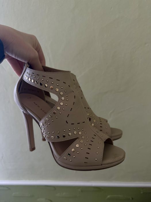 Босоніжки, туфлі