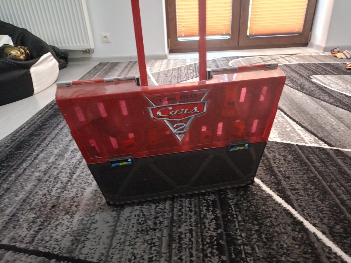 walizka na resoraki z serii "Cars 2" studia Disney Pixar