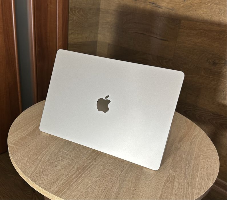 Apple MacBook Air 15.3” M2 2023 Starlight 8/256Gb. Батарея 100%