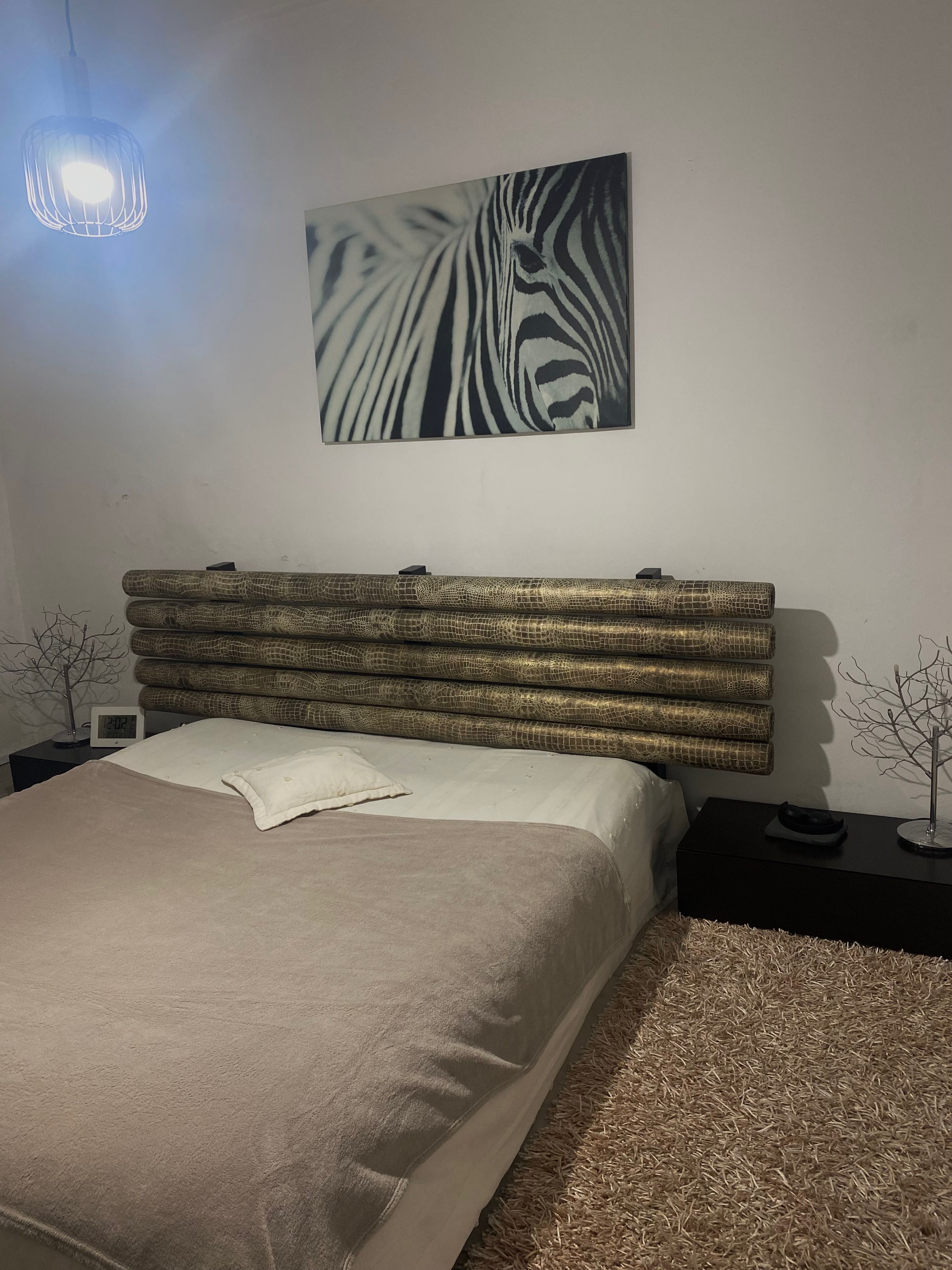 Cama King Size 1,90 m × 2,00 m + 2 mesinhas de cabeceira