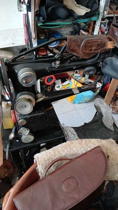 Vende-se ferramentas  e formas de sapateiro e maquinas de costura