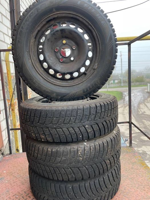 Продам комплект коліс на зимовий резині 195/65R15 в гарному стані.