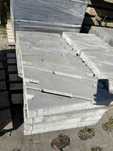 Płyta ażurowa Extrano 7x50x50 stalowa na białym cem.