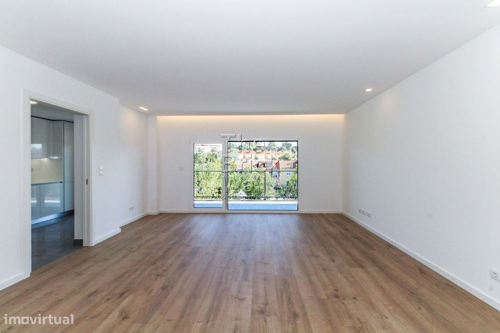 Apartamento T3 em condomínio fechado com piscina em zona central de Al