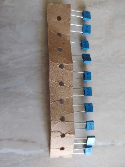 Продаються конденсатори .