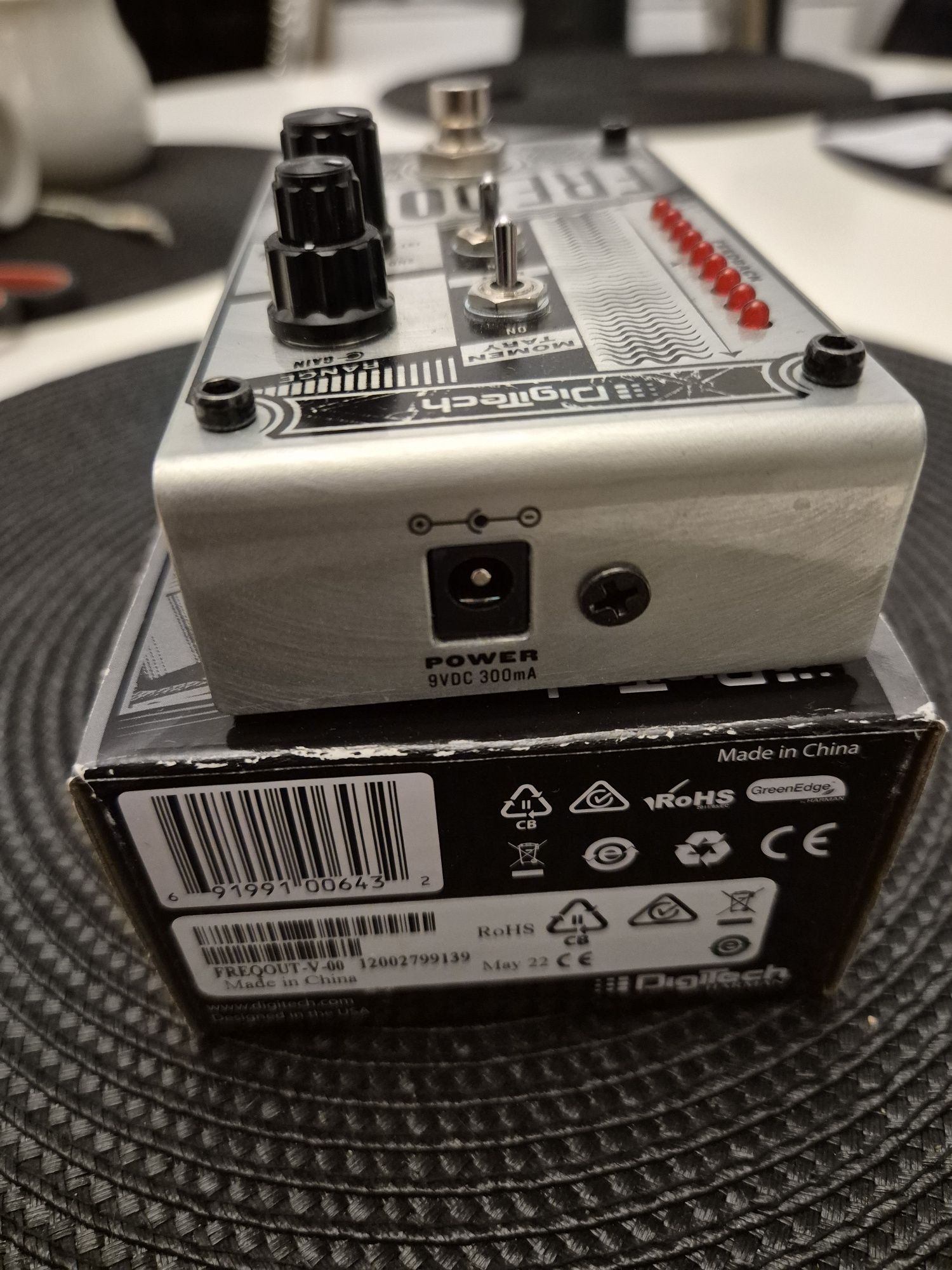 Digitech Freqout natural feedback creator feedbacker efekt git. kostka
