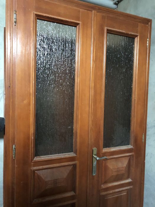 Двери междукомнатные , два комплекта , коричневые и белые