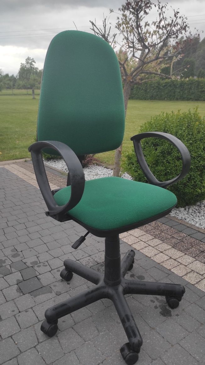 Fotel biurowy klasyczny, regulowany. Soczysta zieleń.