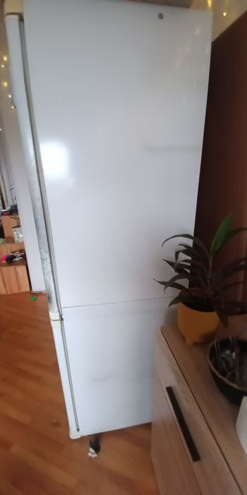 Холодильник Б/у іноді на 2 години може не морозити