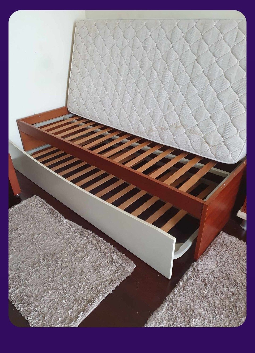 Cama de solteiro dupla em cerejeira com oferta de 2 colchões