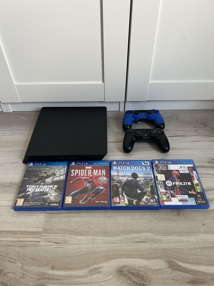Konsola PS4 PlayStation 4 Slim, 2 pady, 4 gry