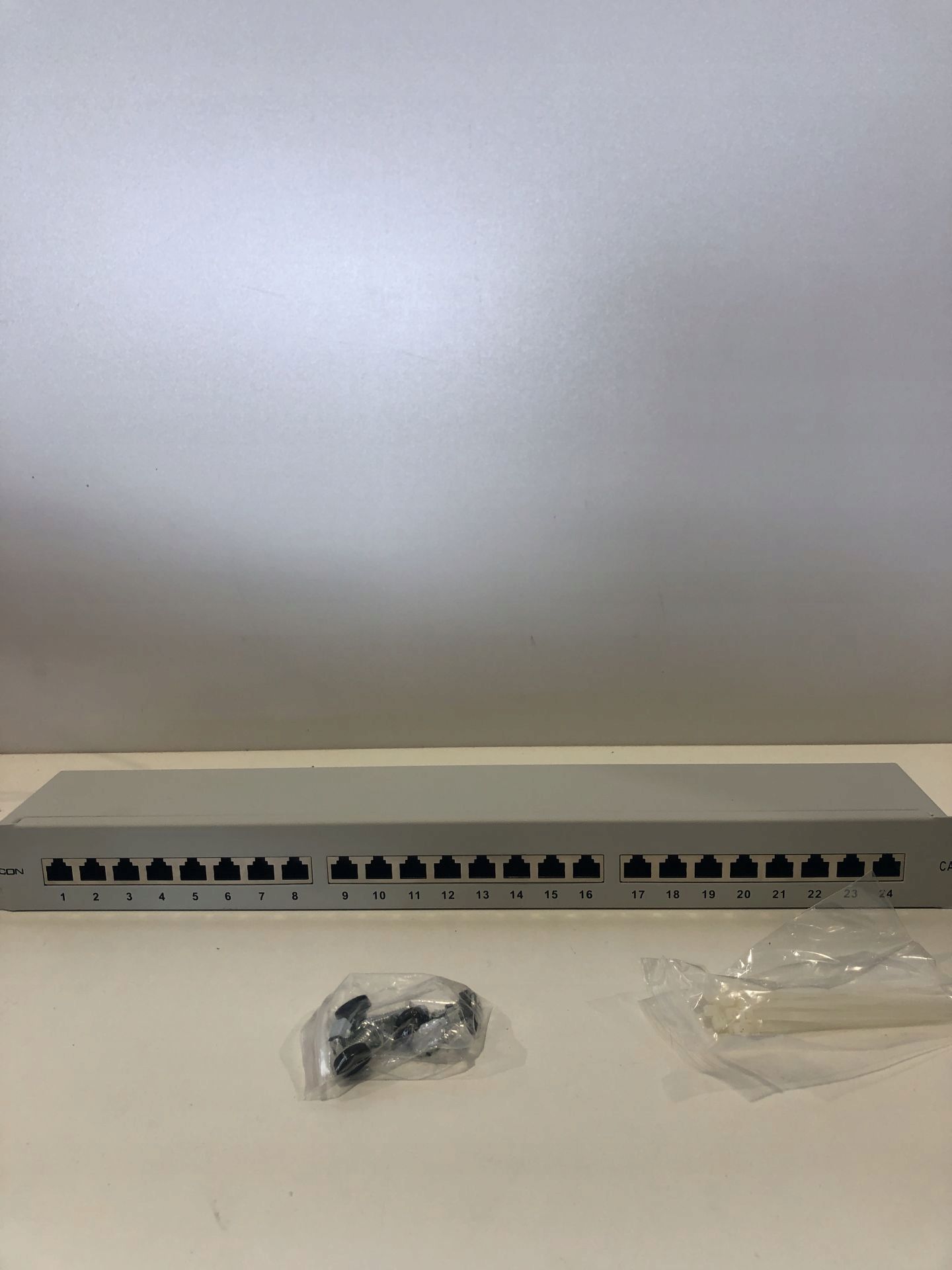 deleyCON Patchpanel CAT 6a 24 Port RJ45 19" Rack IT, szary, zestaw