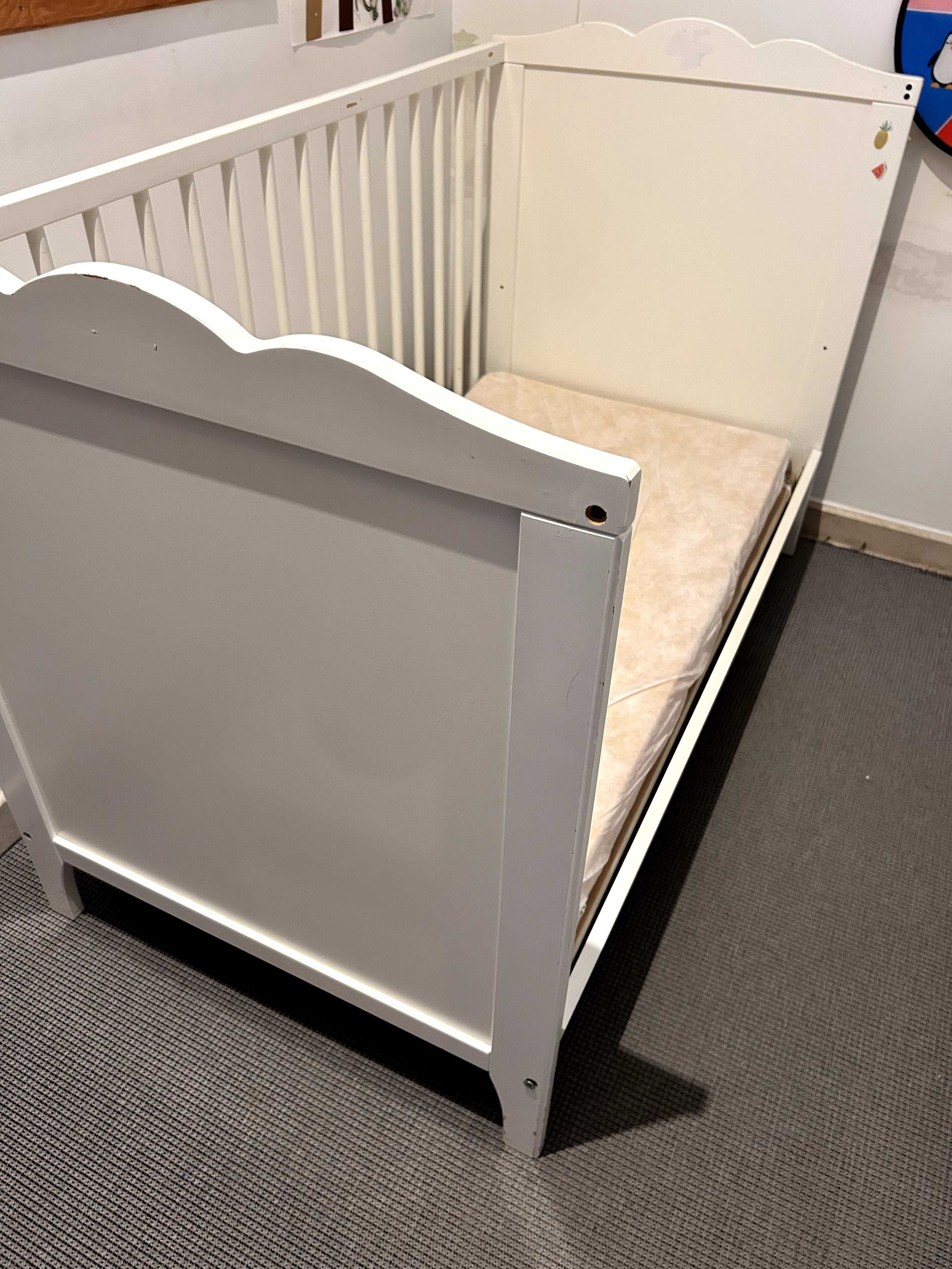 Berço/cama ikea OFEREÇO colchão, proteções e roupa de cama