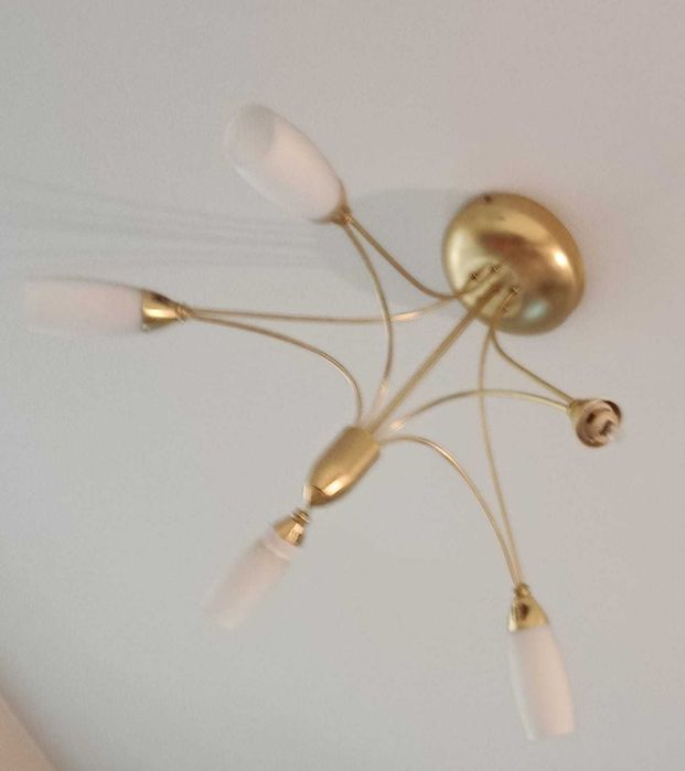 Lampa sufitowa złota białe klosze, żyrandol