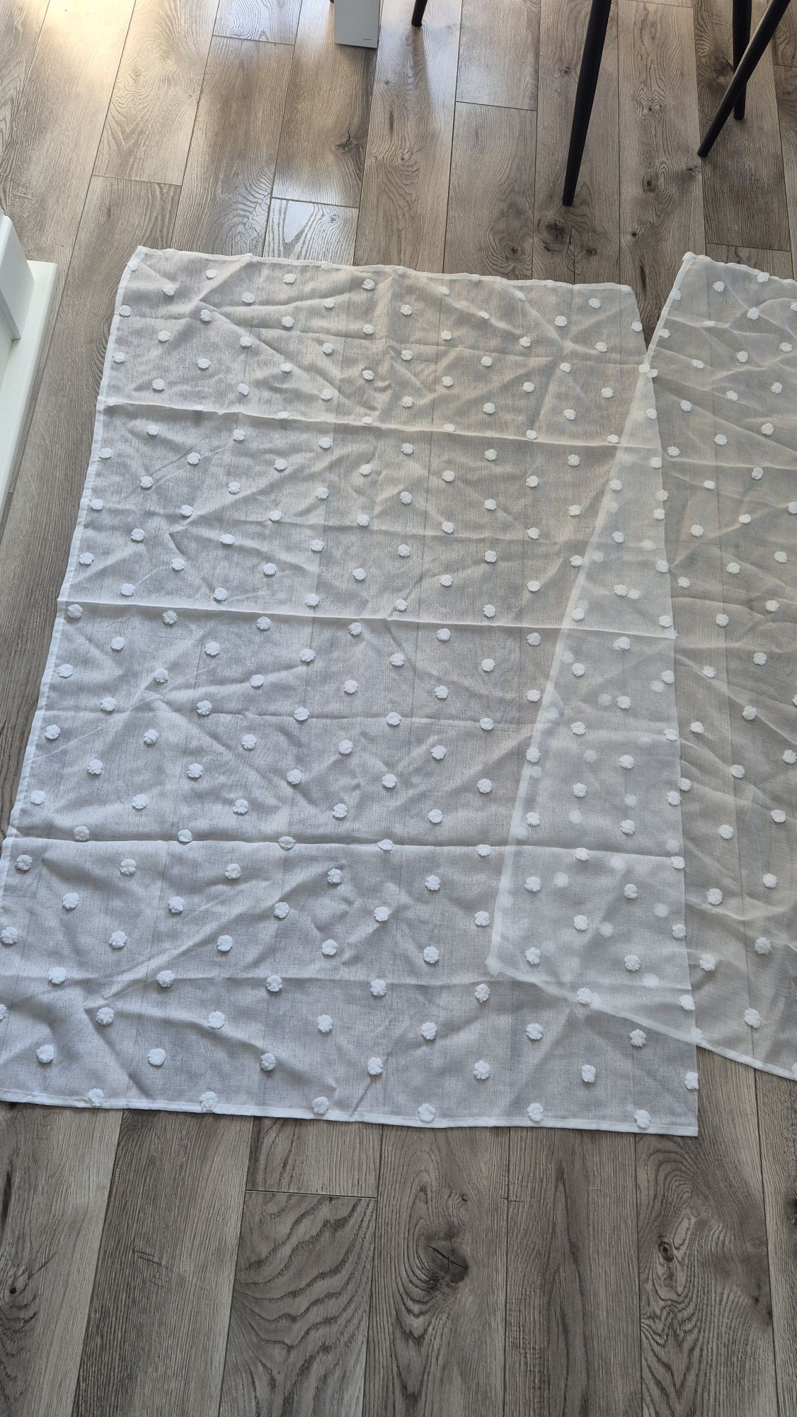 Ścinki materiałów na firanki białe błękitne blyszczace