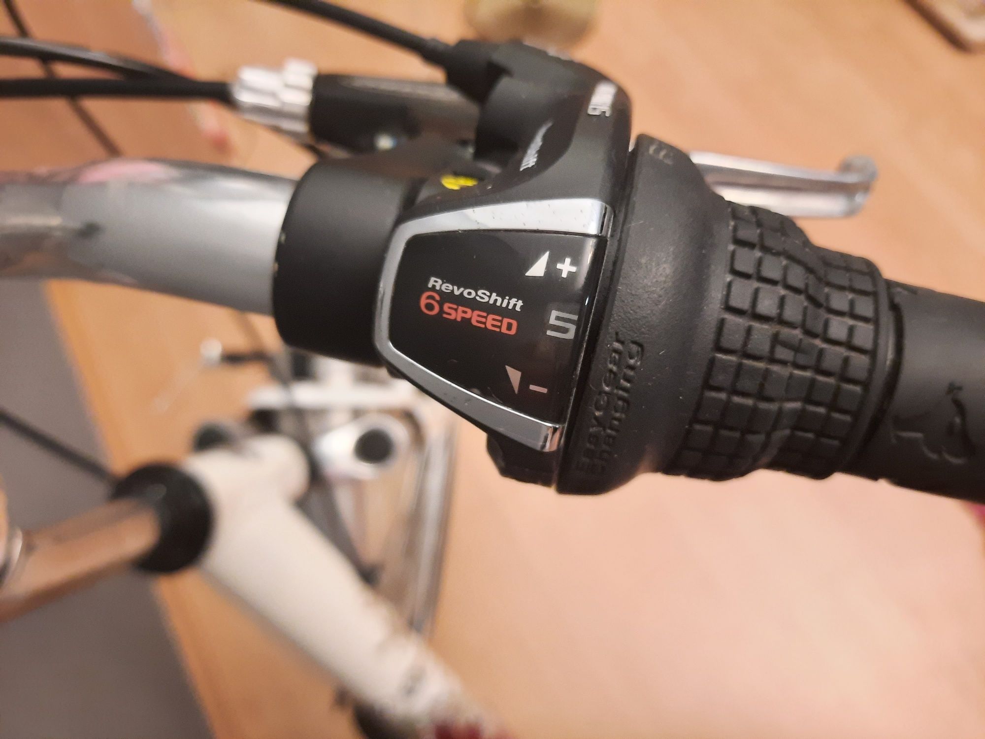 Rower Unibike, 6 biegów Shimano RevoShift,  hamulce Tektro, stan bdb