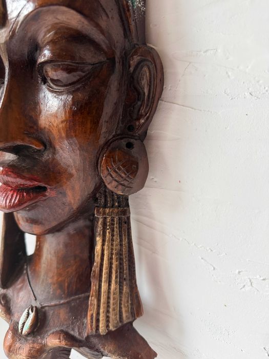 Dopracowana w szczegółach, zachwycająca maska afrykańska.