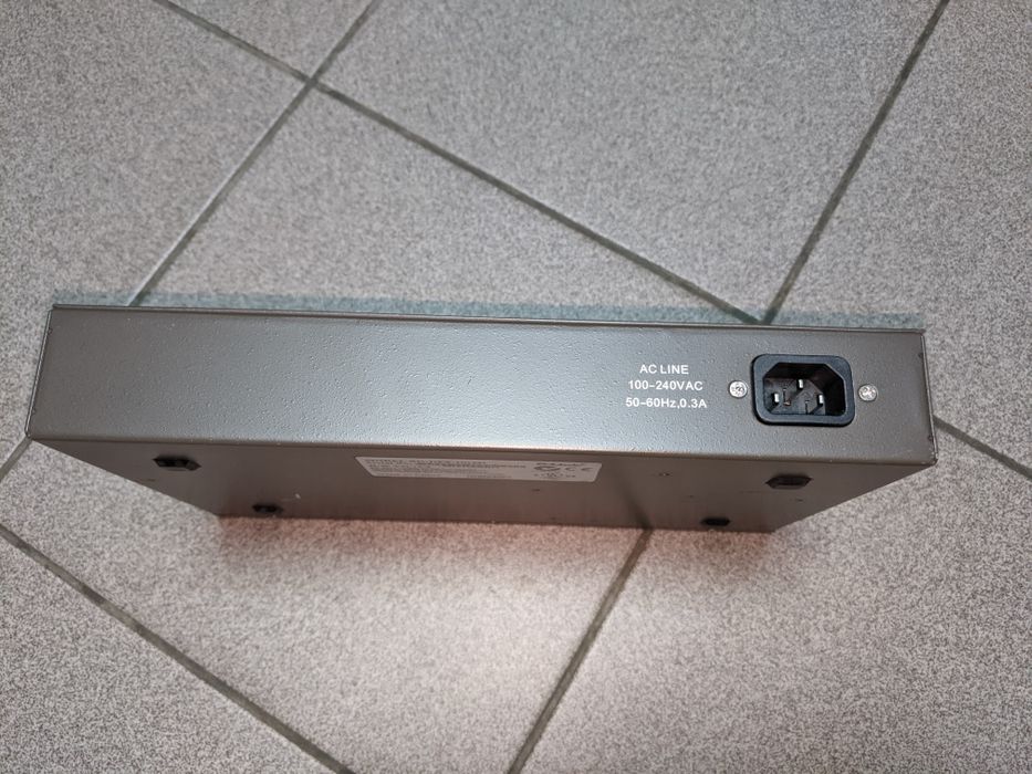 Комутатор, свіч некерований D-Link Des-1016D