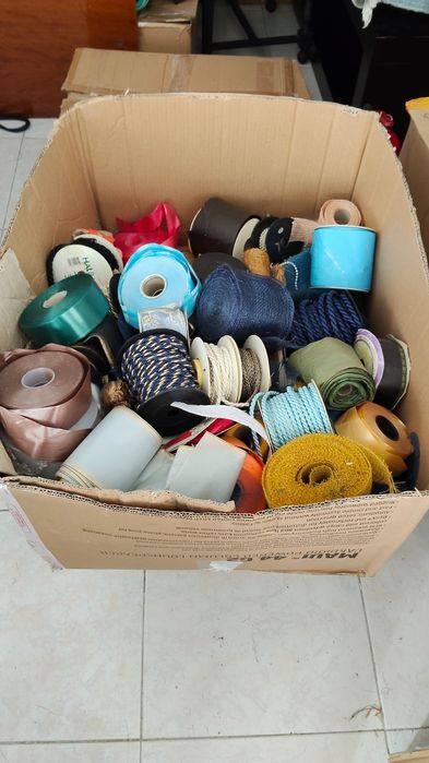 Vendo mais de 50 rolos de fitas  para decorar buquê de florista