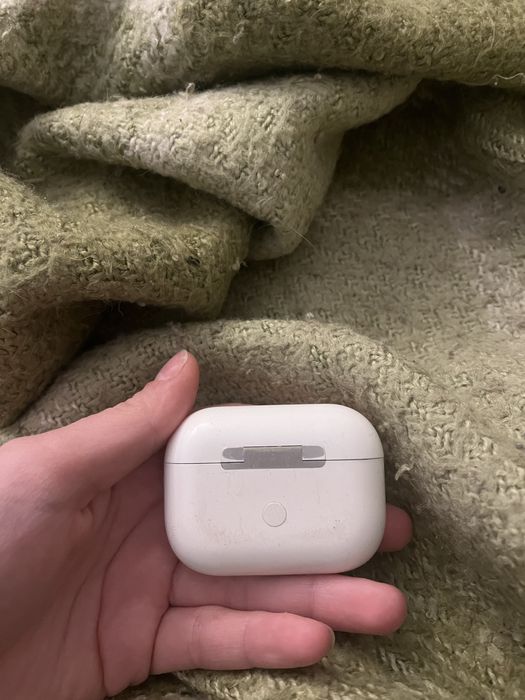 Продам кейс від навушників AirPods
