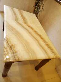 Деревянный стол с мраморной столешницей