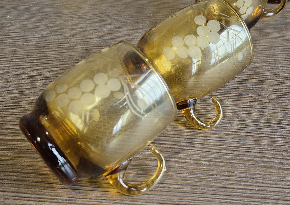 Zestaw szklanek ze szkła miodowego PRL