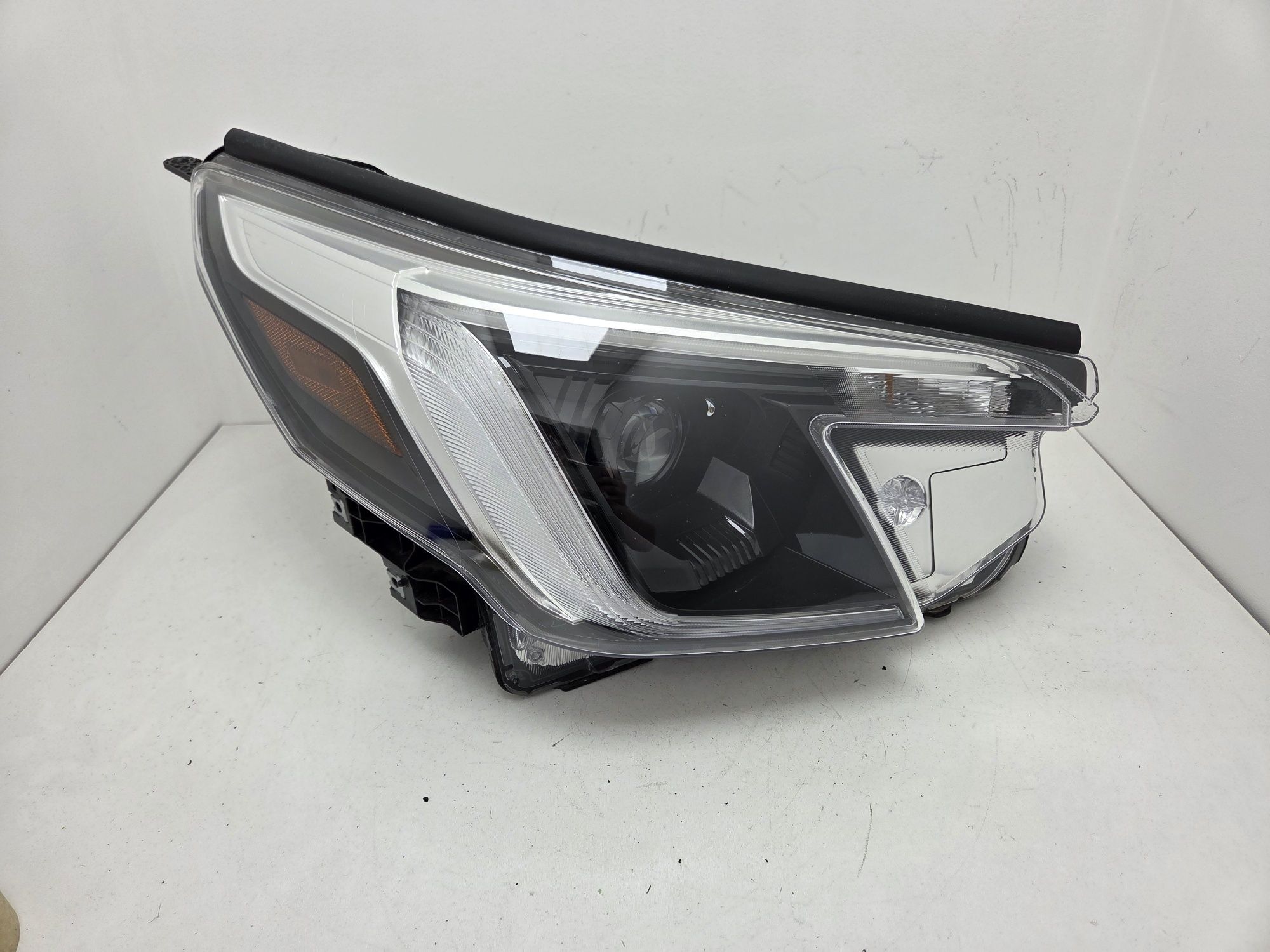 Фара права Subaru Forester 2022-2024 Full Led Adaptive USA