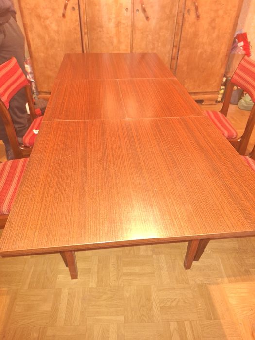 Stół rozciągany plus 4 krzesła PRL