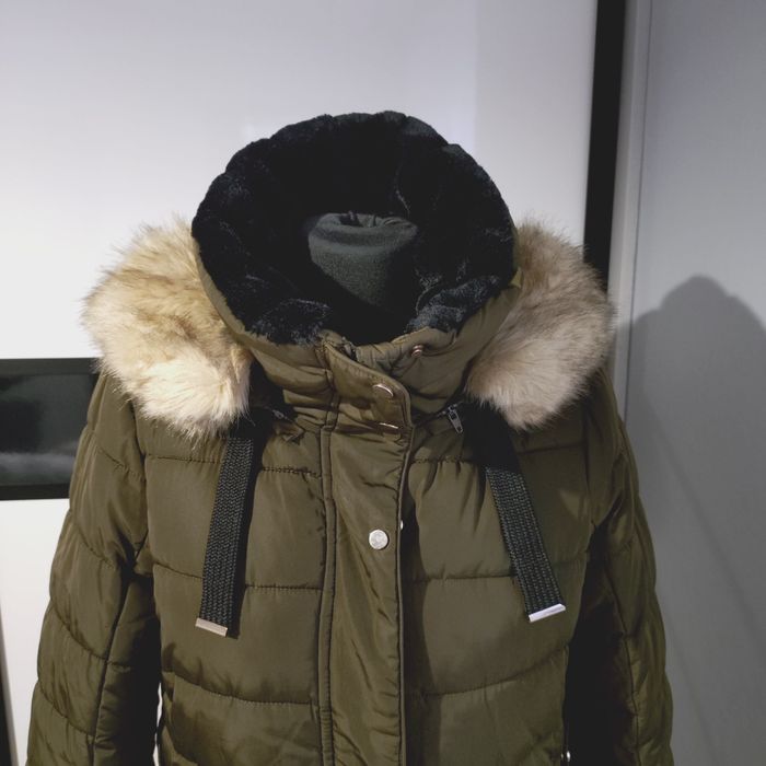 Zielona kurtka firmy Zara.