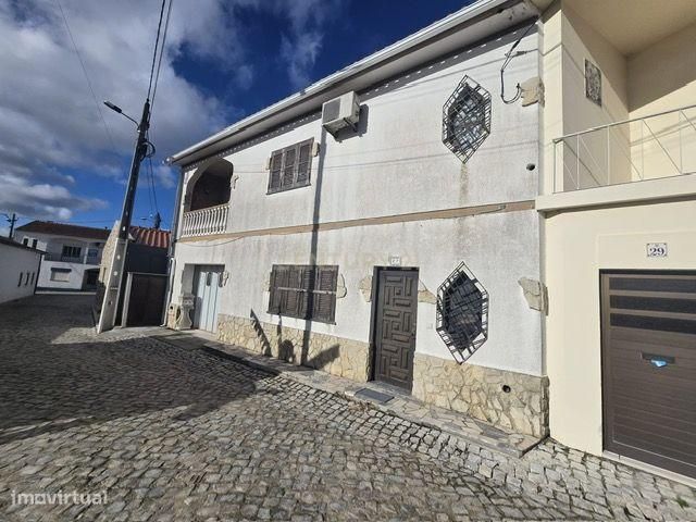 Moradia no centro do Juncal com garagem e excelente potencial