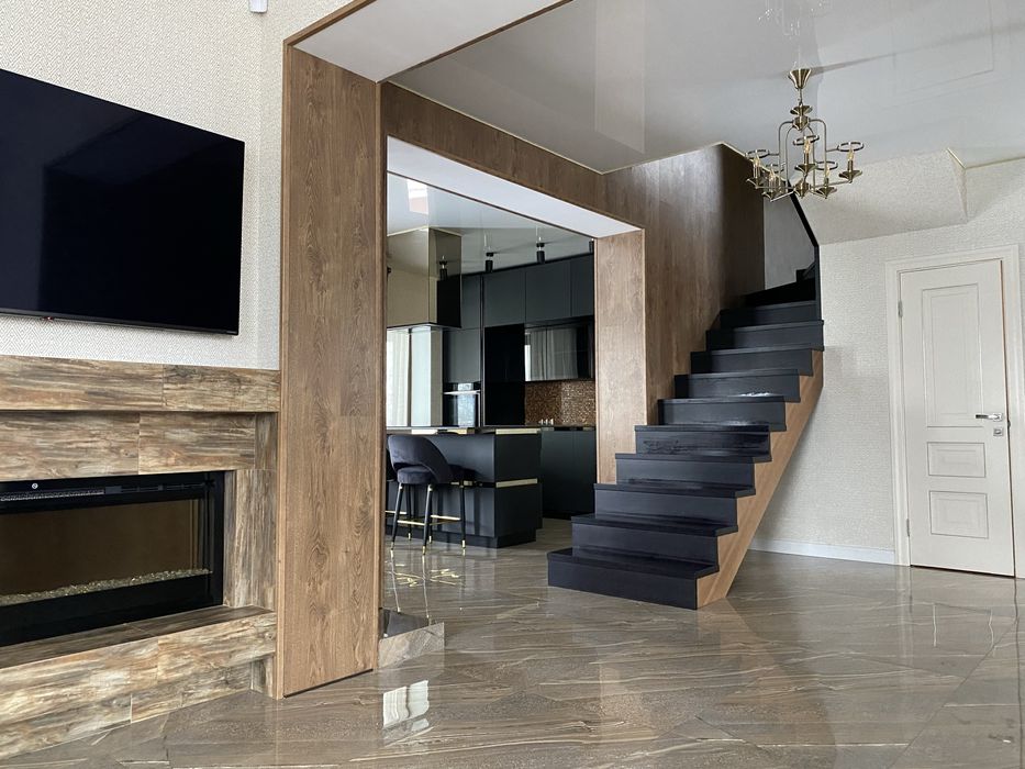 Будинок з басейном