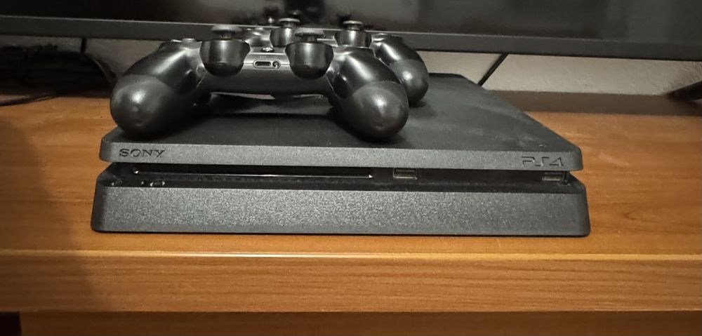 Play Station 4 Slim