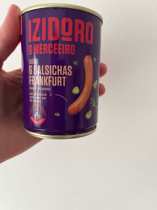 Varias latas de conserva de salsichas Isidoro