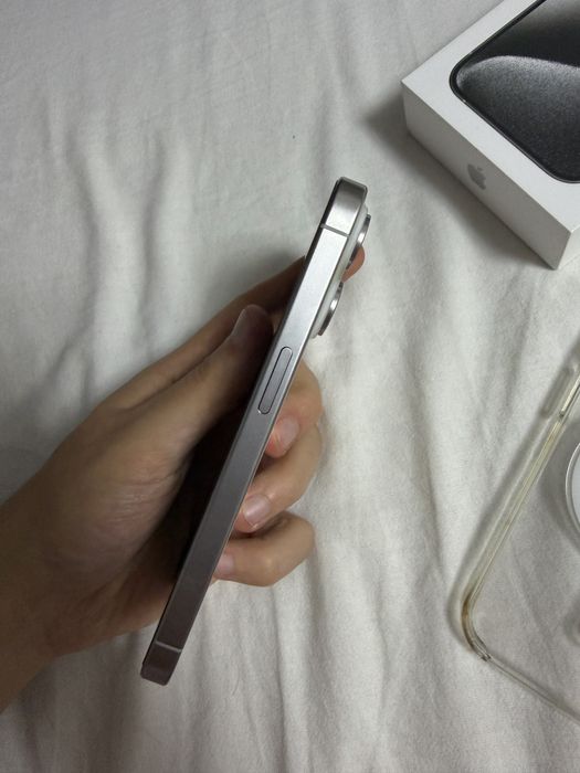 iPhone 15 Pro 128 GB • Biały • Stan idealny • Etui Apple Clear Case