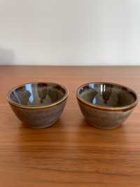 Dwie malutkie miseczki ceramiczne brązowe