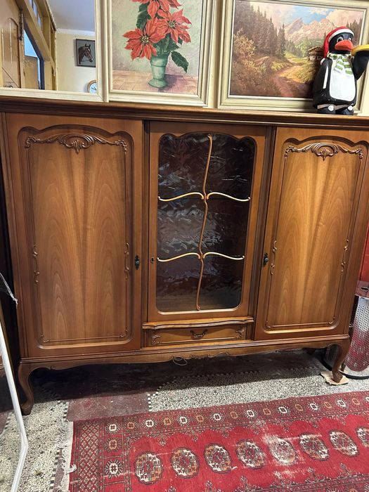 Kredens z witryną w stylu ludwika